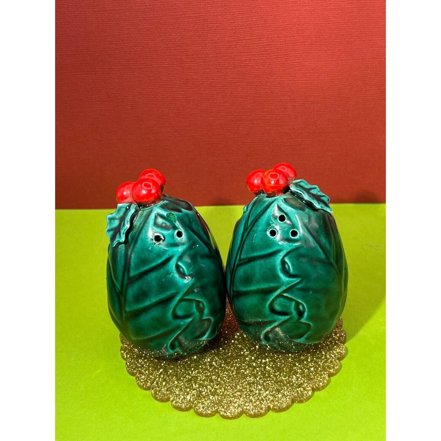 Lefton's Holly Berry Salt & Pepper Shaker Set Vtg (small chip) Cute Christmas