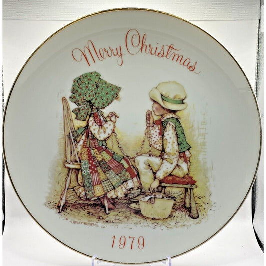 Holly Hobbie 1979 8" Merry Christmas Plate Boy & Girl Stringing Popcorn Vintage